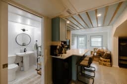 Lower Unit Harbor Island Hideout - Image 5